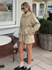 Conjunto Streetwear Elegante: Casaco Estruturado com Cinto e Shorts de Alfaiataria