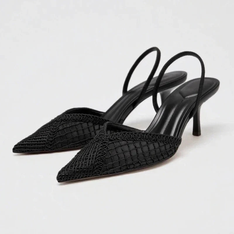 Sapato de Salto Fino com Trama Vazada em Tela e Bico Alongado – Elegância Atemporal e Conforto Refinado