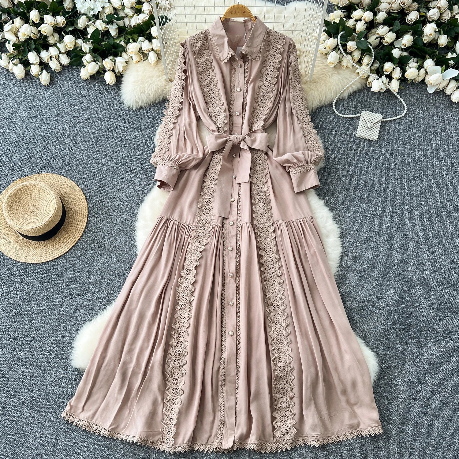 Mariana | Vestido Longo em Renda Patchwork com Botões e Cintura Ajustável