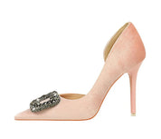 Scarpin Luxo – Salto Super Alto, Bico Fino, Detalhe Lateral Vazado, Fivela com Cristais em Veludo