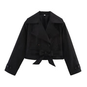Casaco Escultural Estilo Trench Coat com Abotoamento Cruzado e Cinto