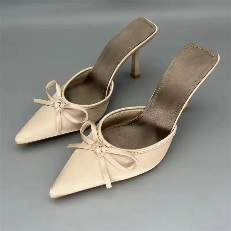 Sandália Mule em Cetim com Laço Escultural e Salto Elegante – Design Refinado para Looks Sofisticados