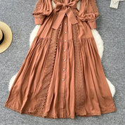 Mariana | Vestido Longo em Renda Patchwork com Botões e Cintura Ajustável