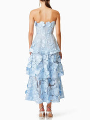 Vestido em Camadas de Alta Alfaiataria com Aplique Chic e Cintura Alta