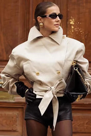 Casaco Escultural Estilo Trench Coat com Abotoamento Cruzado e Cinto