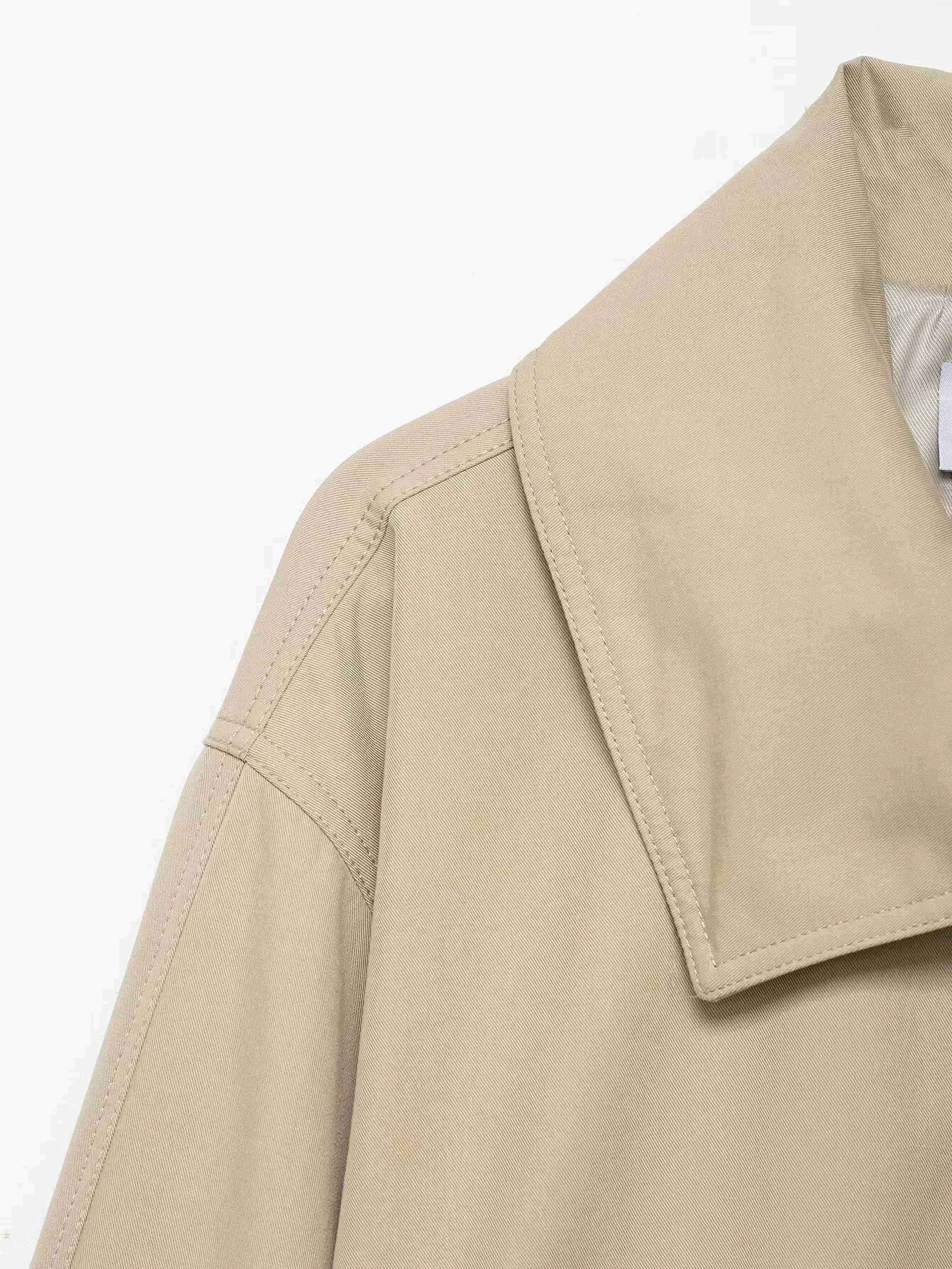 Conjunto Streetwear Elegante: Casaco Estruturado com Cinto e Shorts de Alfaiataria