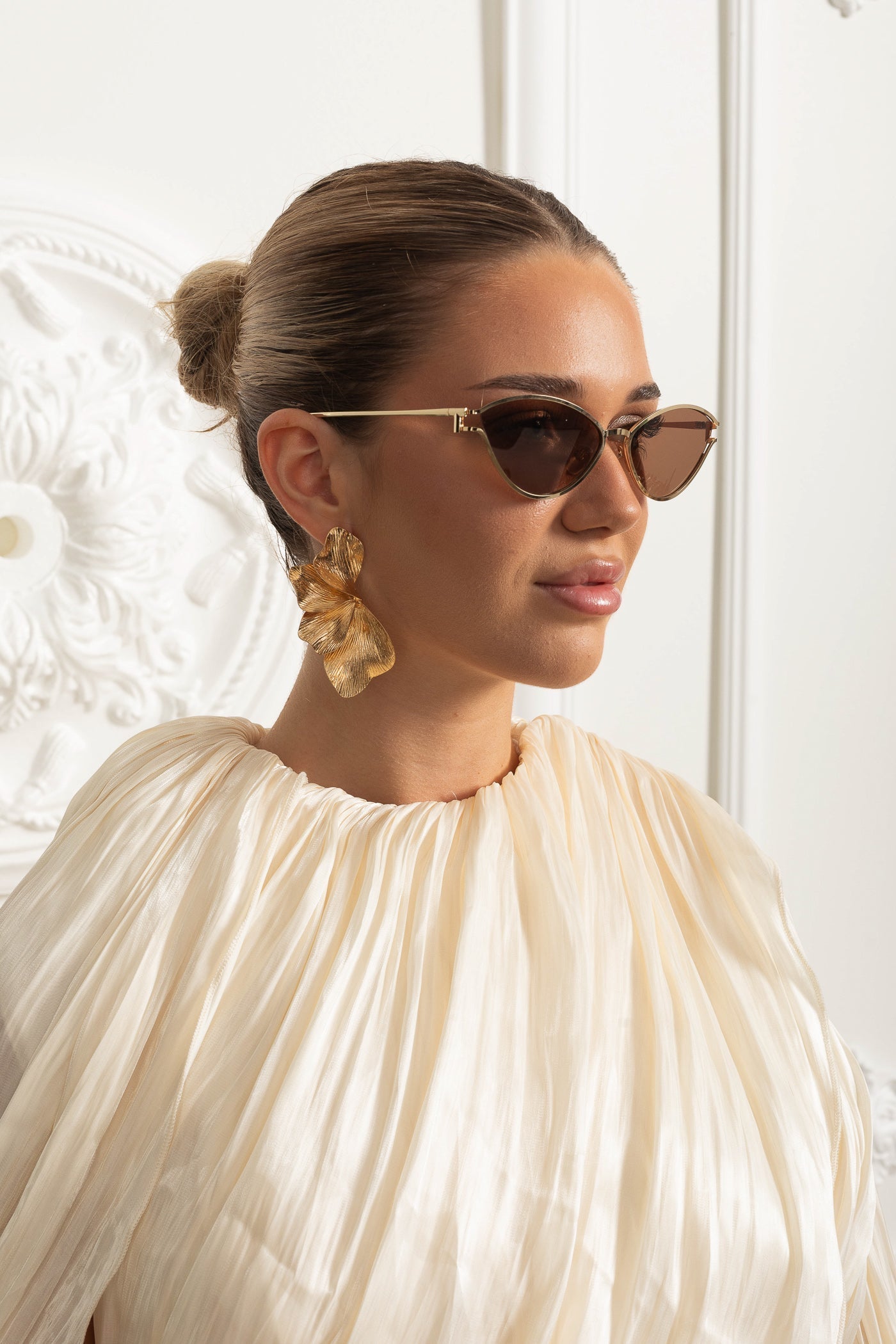 Óculos de Sol Cat-Eye com Armação Dourada Metálica - Marrom