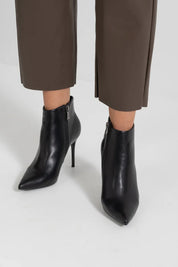 Bota de Cano Curto com Bico Fino – Preta