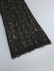 Vestido Longo Escultural com Decote Quadrado e Renda Nobre