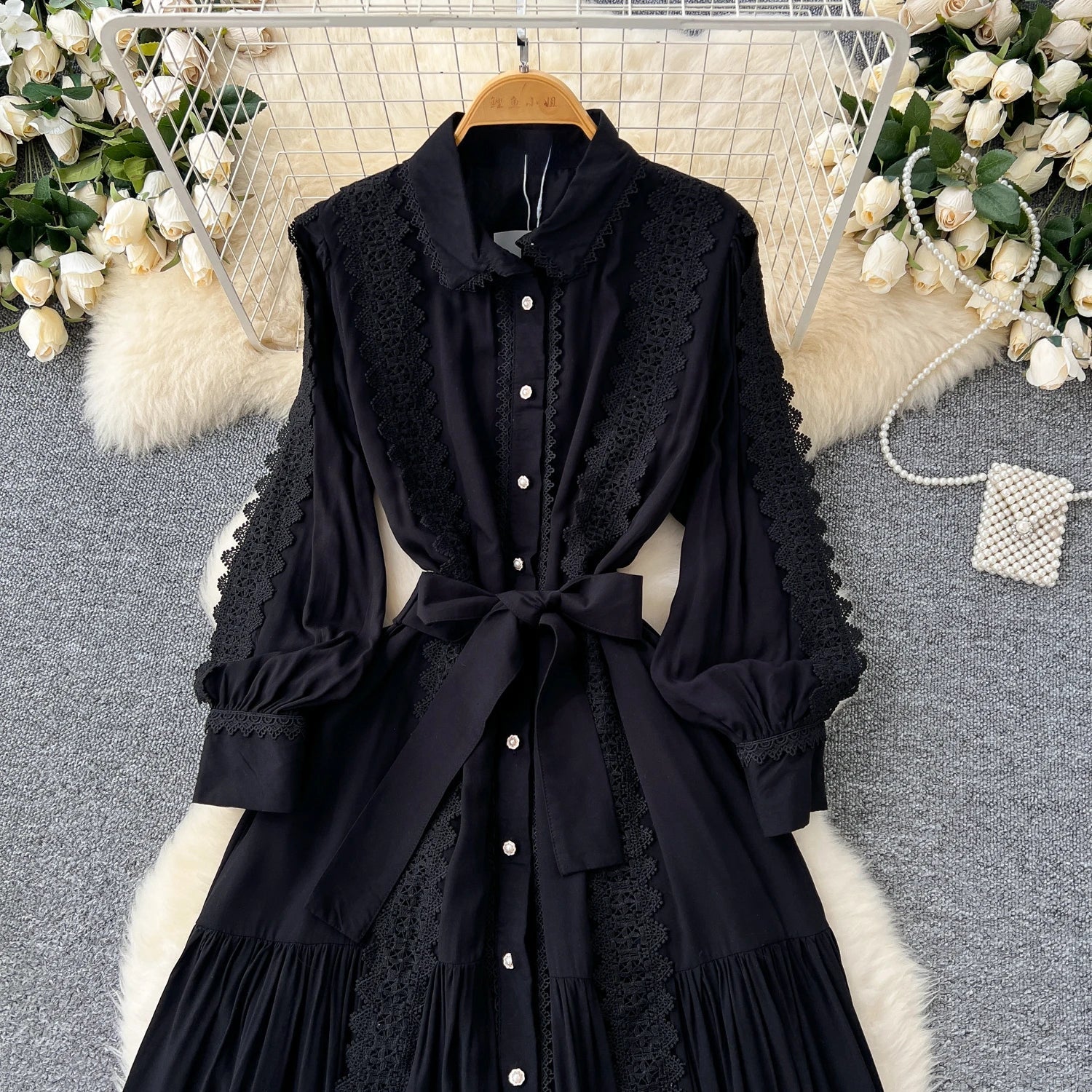 Mariana | Vestido Longo em Renda Patchwork com Botões e Cintura Ajustável