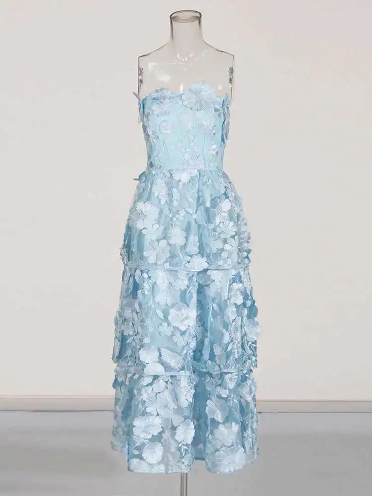 Vestido em Camadas de Alta Alfaiataria com Aplique Chic e Cintura Alta