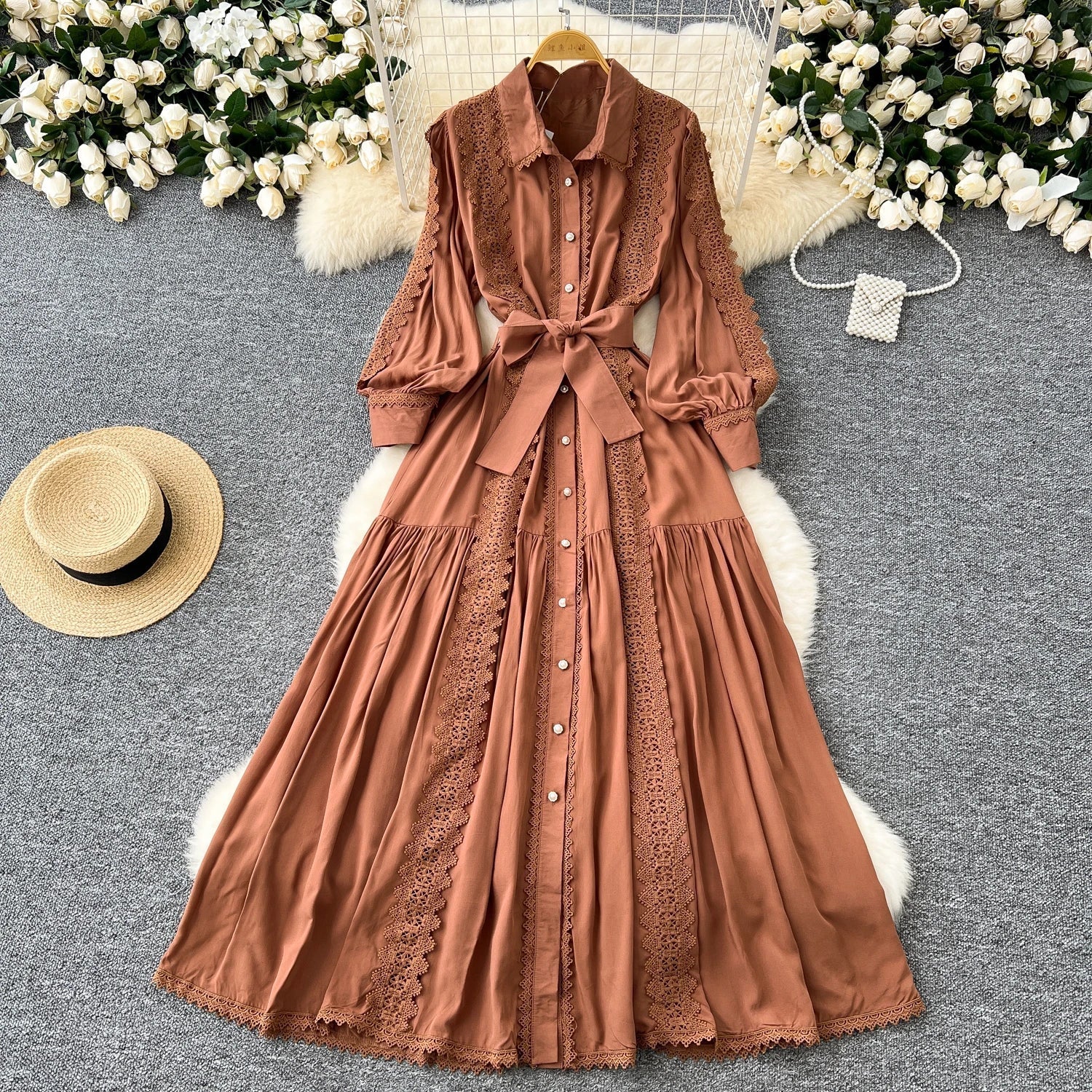 Mariana | Vestido Longo em Renda Patchwork com Botões e Cintura Ajustável