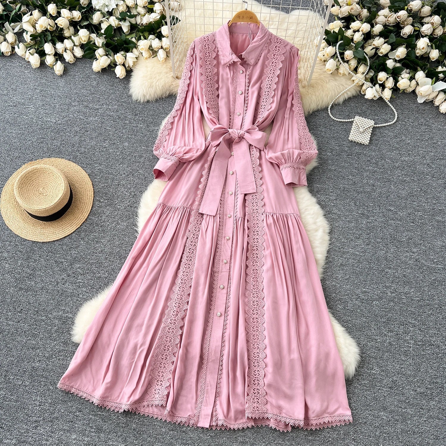 Mariana | Vestido Longo em Renda Patchwork com Botões e Cintura Ajustável