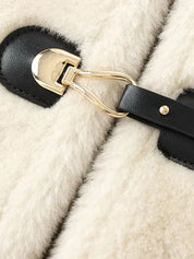 Berenice | Casaco Cropped em Shearling Bege com Fechamento em Toggles