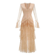 Vestido Longo Romântico em Renda com Saia em Camadas e Manga Flare
