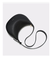 Bolsa  – Modelo Meia-Lua, Estilo Crossbody, Elegante