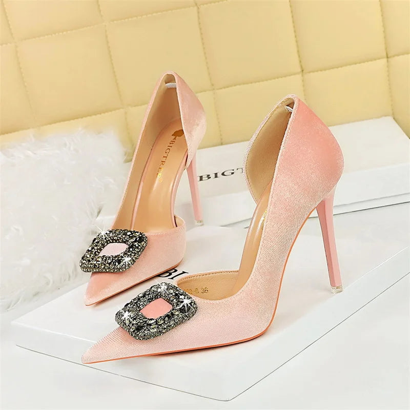 Scarpin Luxo – Salto Super Alto, Bico Fino, Detalhe Lateral Vazado, Fivela com Cristais em Veludo