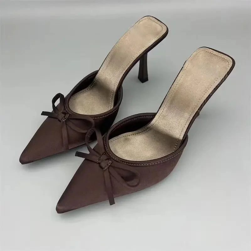 Sandália Mule em Cetim com Laço Escultural e Salto Elegante – Design Refinado para Looks Sofisticados