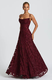 Madalena | Vestido Longo Bordô em Renda com Alças Finas e Corte Evasê