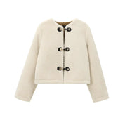 Berenice | Casaco Cropped em Shearling Bege com Fechamento em Toggles