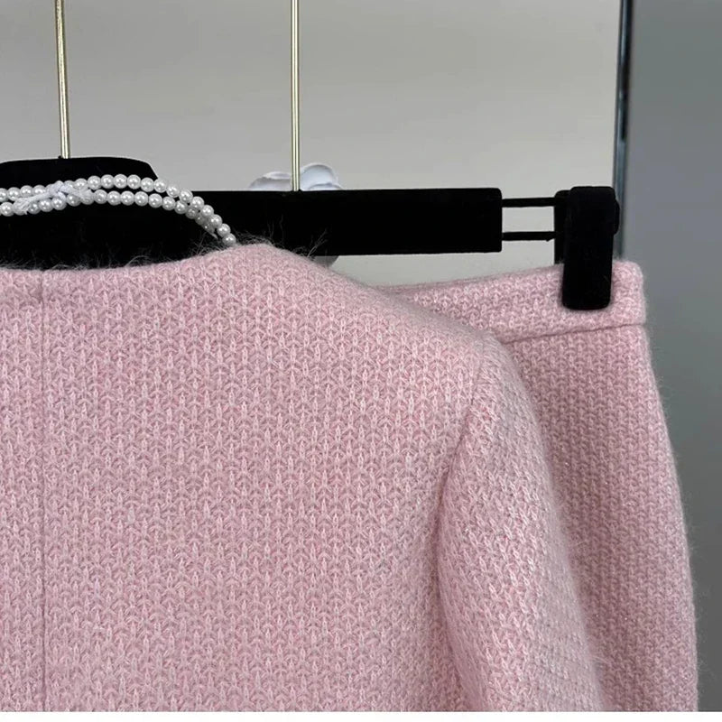 Conjunto Tweed Elegância Atemporal - Casaco Estruturado e Saia Cintura Alta