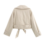 Casaco Escultural Estilo Trench Coat com Abotoamento Cruzado e Cinto