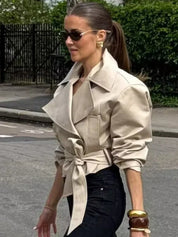 Casaco Escultural Estilo Trench Coat com Abotoamento Cruzado e Cinto