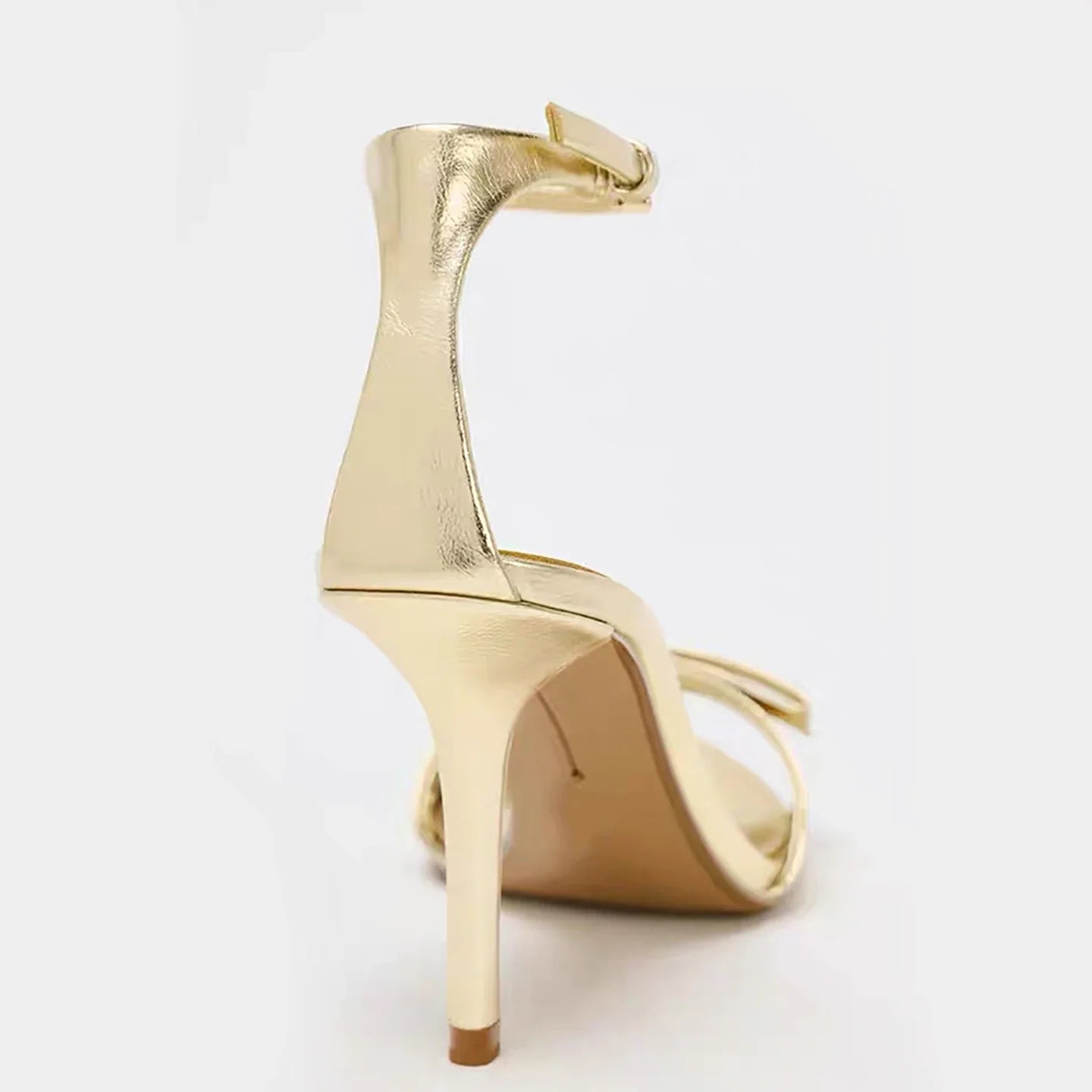 Sandália de Salto Alto com Laço Escultural e Bico Arredondado em Acabamento Acetinado