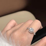 Anel Solitário Moissanite Contorno Rosa Duplo Cravejado