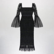 Vestido Longo Preto com Tule Translúcido, Decote Quadrado, Mangas Amplas e Cintura Marcada