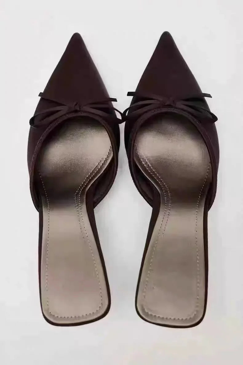 Sandália Mule em Cetim com Laço Escultural e Salto Elegante – Design Refinado para Looks Sofisticados