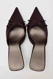 Sandália Mule em Cetim com Laço Escultural e Salto Elegante – Design Refinado para Looks Sofisticados