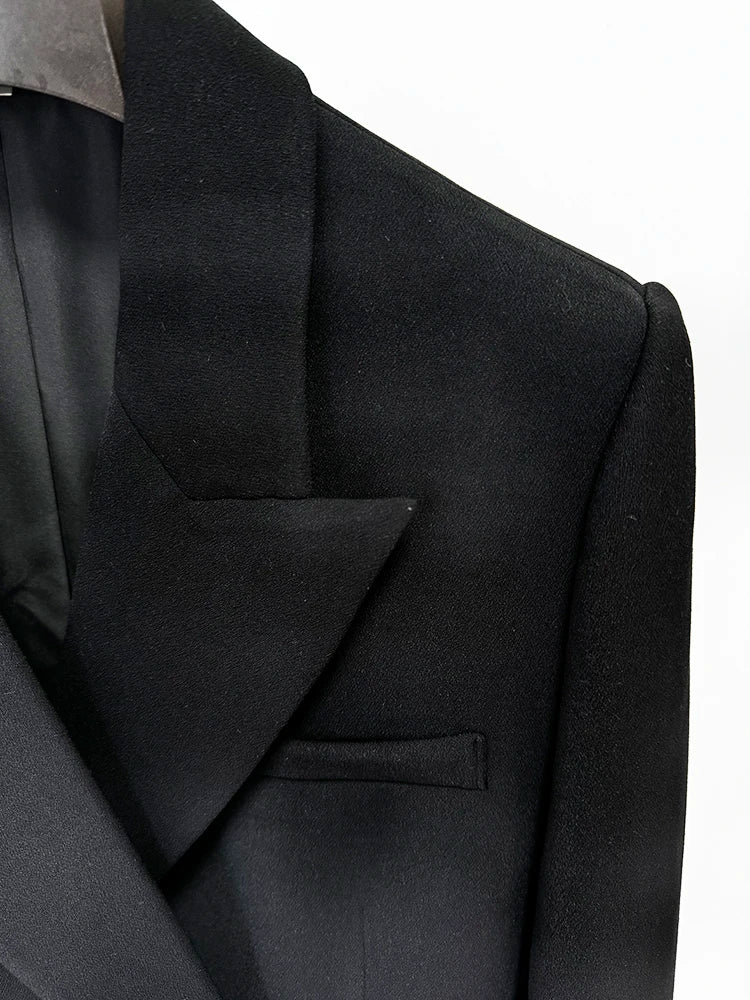 Blazer com Aplicações de Flores e Abotoamento Duplo: Elegância Estruturada