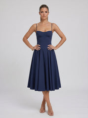 Constança | Vestido Midi Azul Marinho com Alças Finas, Corpete Franzido e Saia Evasê Volumosa