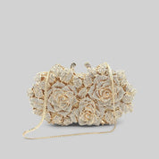 Bolsa clutch com enfeite de cristal