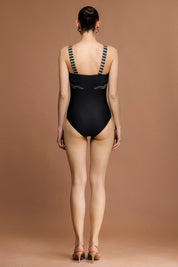 Conjunto de Praia Preto com Estampa Clássica, Biquíni Estruturado e Saia Elegante Ajustada