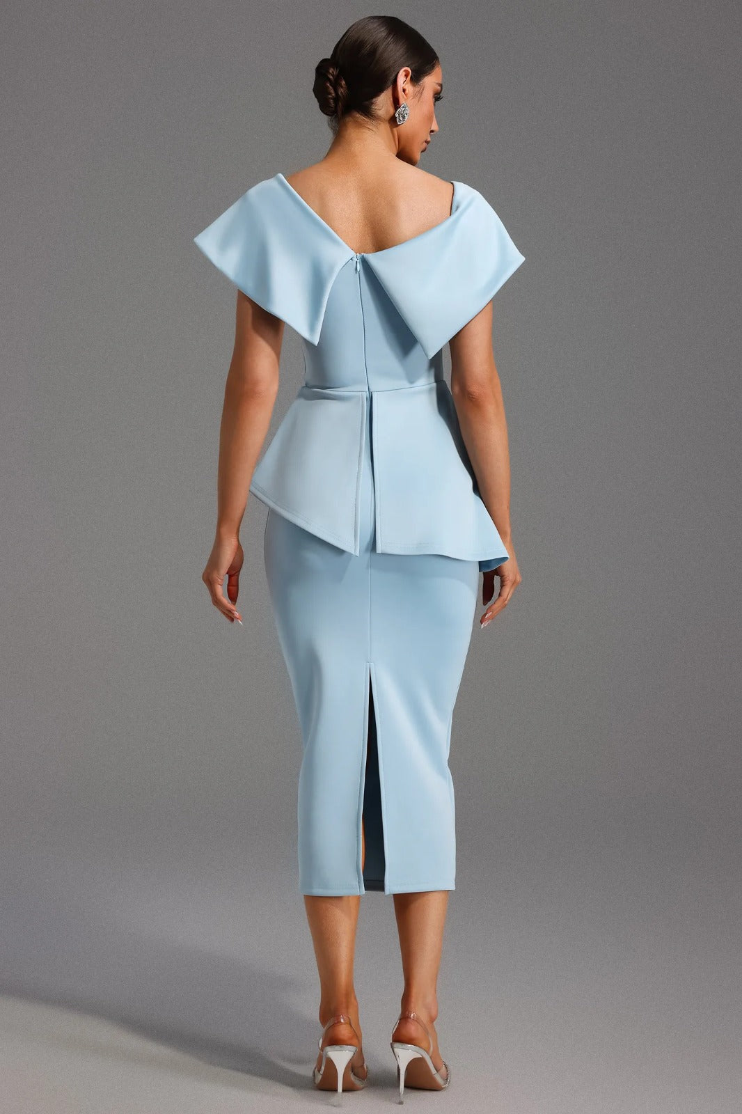 Vestido Midi Elegante de Cintura Alta com Gola Assimétrica e Design Escultural
