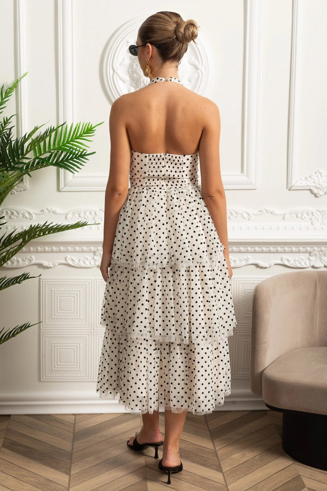 Vestido Midi com Recortes Artísticos e Renda Delicada em Poás