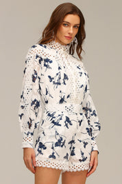 Conjunto de Alta Costura com Renda Vazados Artísticos e Detalhes Bordados à Mão – Elegância Atemporal em Duas Peças