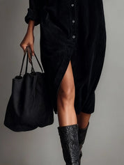 Vestido Midi Solto de Veludo Cotelê com Dois Bolsos no Peito e Botões Simples