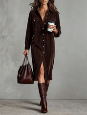 Vestido Midi Solto de Veludo Cotelê com Dois Bolsos no Peito e Botões Simples