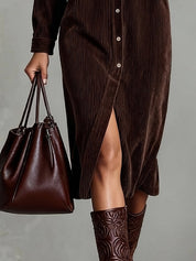 Vestido Midi Solto de Veludo Cotelê com Dois Bolsos no Peito e Botões Simples
