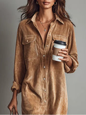 Vestido Midi Solto de Veludo Cotelê com Dois Bolsos no Peito e Botões Simples