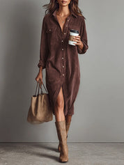 Vestido Midi Solto de Veludo Cotelê com Dois Bolsos no Peito e Botões Simples