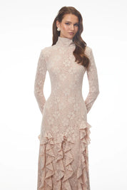 Vestido Estruturado com Gola Alta Suave e Detalhes Rendados