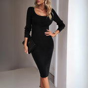 Yara | Vestido Curto Preto em Malha com Manga Longa e Fenda