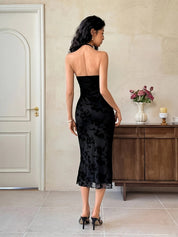 Noturna | Vestido Midi Preto com Renda Floral, Halter e Recorte no Decote