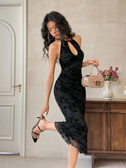 Noturna | Vestido Midi Preto com Renda Floral, Halter e Recorte no Decote