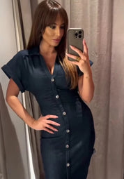 Eduarda | Vestido Midi Preto com Botões Frontais e Manga Curta
