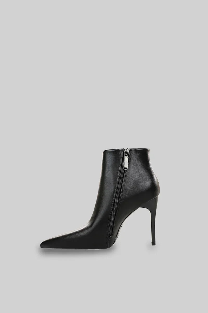 Bota de Cano Curto com Bico Fino – Preta
